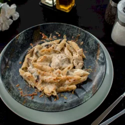 Paste specialitatea casei, sos bogat La Mami Acasa
