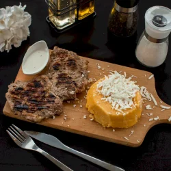 Pastrama de porc cu mamaliga si mujdei La Mami Acasa