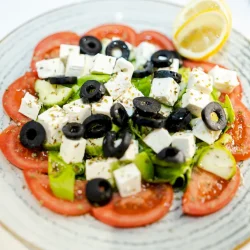 Salata greceasca cu feta, masline si rosii La Mami Acasa