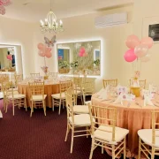 Elegant event table setup with pink decor in La Mami Acasa salon