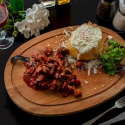 Tochitura moldoveneasca cu mamaliga si carne La Mami Acasa