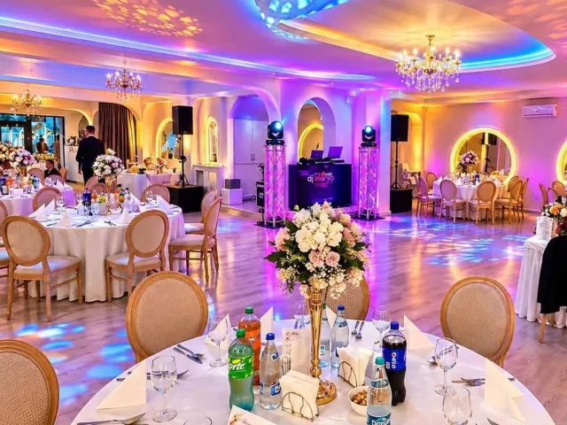 Salon La Mami Acasă cu iluminat festiv și mese pregătite pentru petrecere
